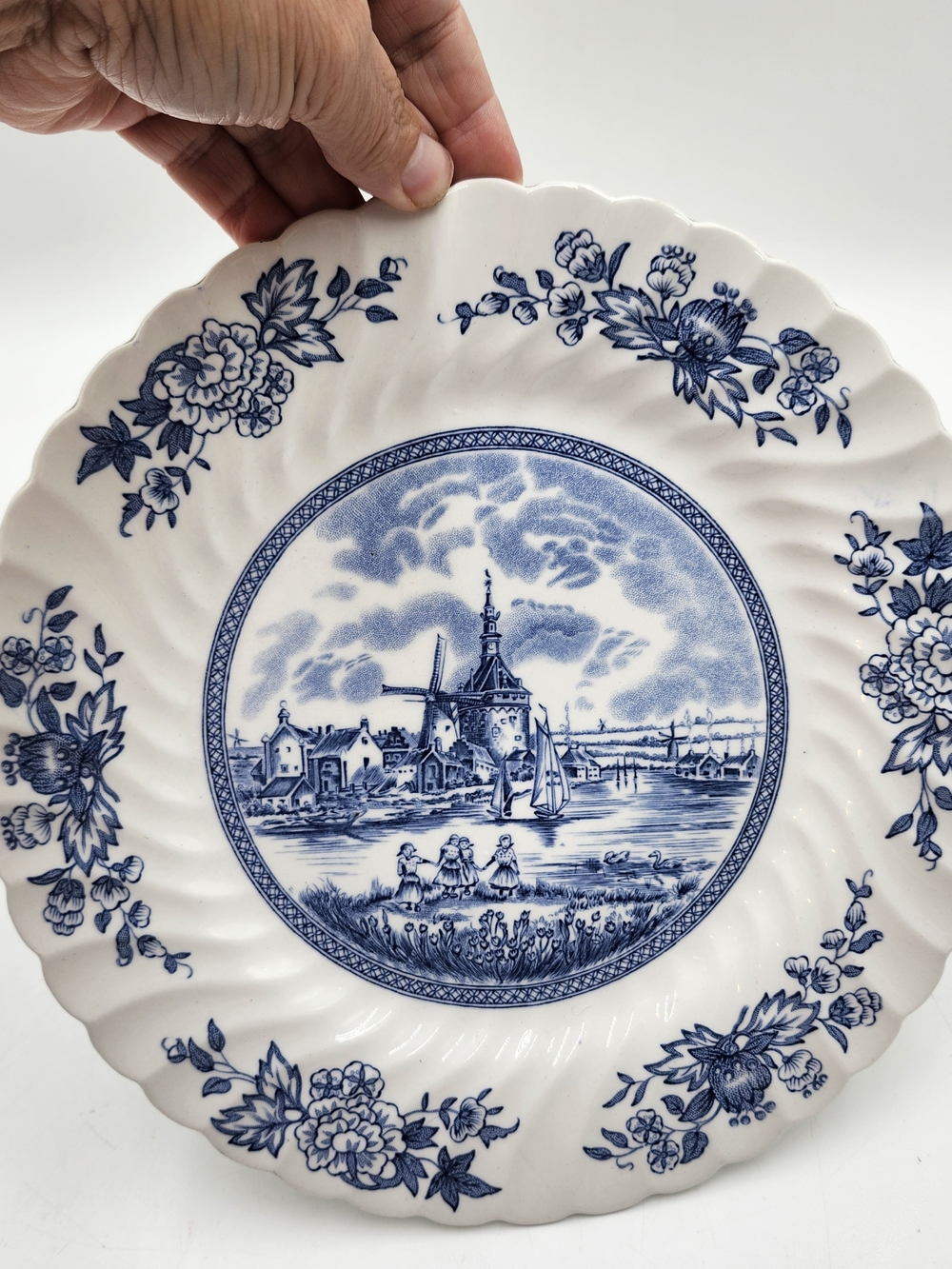 VINTAGE JOHNSON BROS. TULIP TIME DINNER PLATE BLUE AND WHITE 9.75"